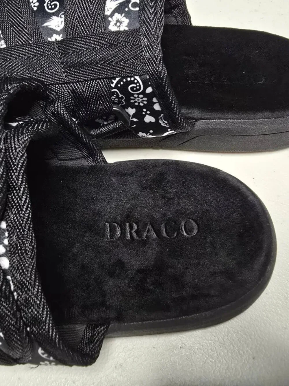 DRACO Black Bandana Slides Men's Sz 11-12 w/ Bag